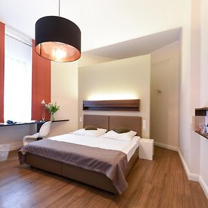 Großes Zimmer mit Kingsize-Bett